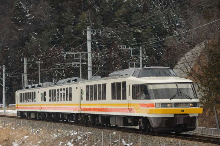 富士急行のパノラマエクスプレスアルプス: 臨zawa混合列車