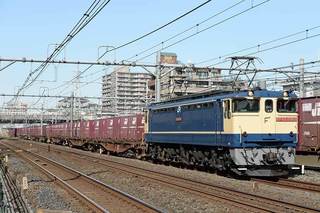 国鉄特急色EF65-2065号機、引退迫るコキ50000を配給