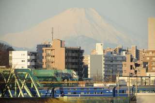 荒川を越え都内に入るあけぼの