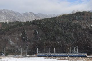 三つ峠〜寿を行く富士急行の電車